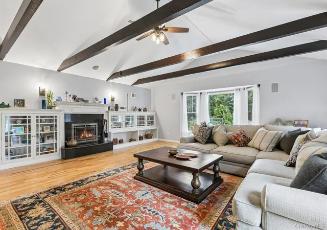 Photo 3 of Single family home for sale at 6 Pebble Hl Ct, Huntington, NY 11768 | MLS# 1036992 | Listing updated on 2026-09-17