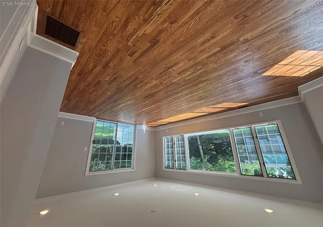 Photo 4 of Single family home for sale at 28 Wayaawi Ave, Oyster Bay, NY 11709 | MLS# 1037014 | Listing updated on 2026-09-16