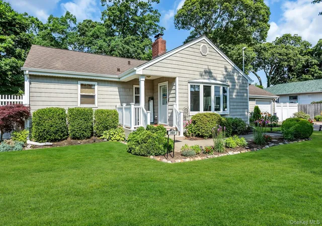 Photo 3 of Sale Pending at 360 Bayport Ave, Islip, NY 11705 | MLS# 1038252 | Listing updated on 2026-09-18