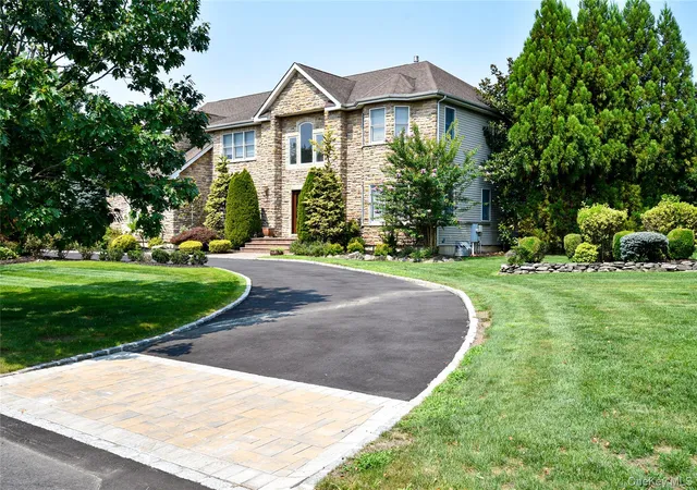 Photo 2 of Single family home for sale at 5 Home Ct, Huntington, NY 11743 | MLS# 1038444 | Listing updated on 2026-09-17