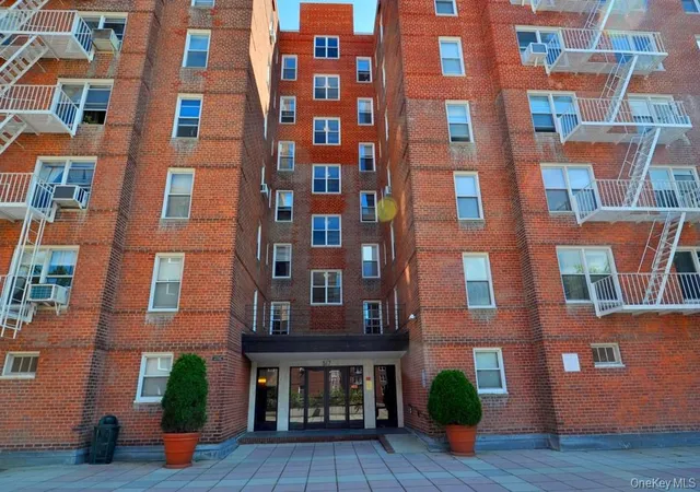 Photo 2 of Sale Pending at 491 Riverdale Ave #5A, Yonkers, NY 10705 | MLS# 1038467 | Listing updated on 2026-09-18