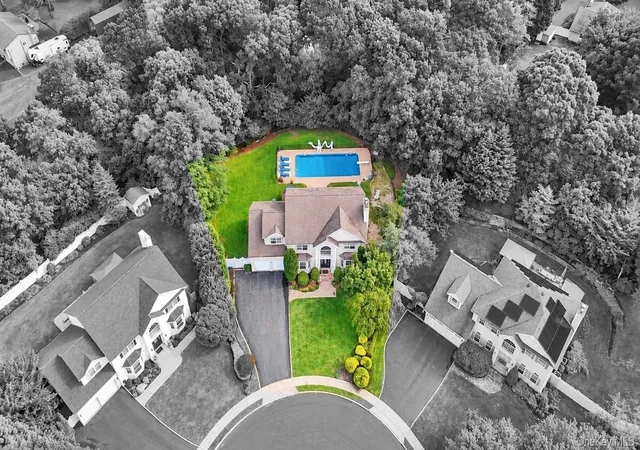 Single family home for sale at 5 Sky View Ct, Islip, NY 11788 | MLS# 1038491