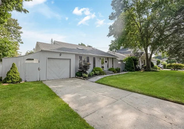 Photo 3 of Single family home for sale at 10 Larkin St, Babylon, NY 11735 | MLS# 1038552 | Listing updated on 2026-09-29