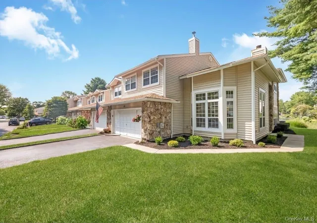 Listing Photo 4 - Condo for sale in building located at 103 Colony Dr, Islip, NY 11741