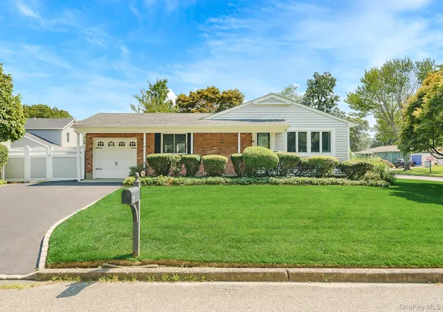 Photo 1 of Single family home for sale at 4 Oak St, Brookhaven, NY 11776 | MLS# 1039473 | Listing updated on 2026-09-18