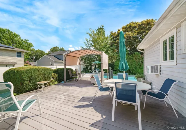 Photo 3 of Single family home for sale at 4 Oak St, Brookhaven, NY 11776 | MLS# 1039473 | Listing updated on 2026-09-18