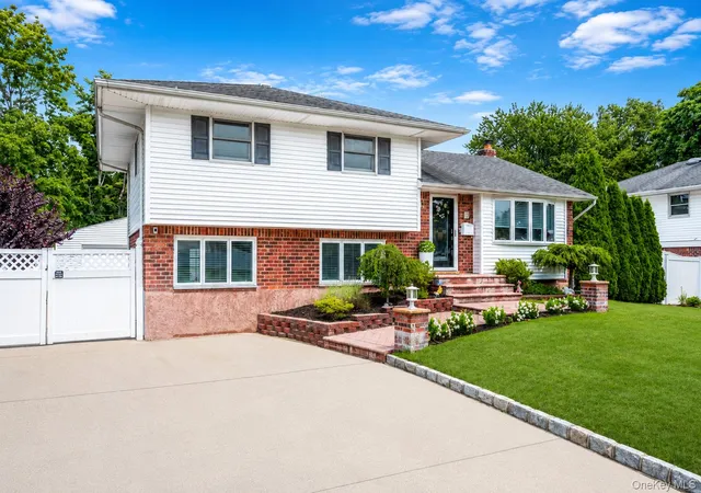 Photo 2 of Sale Pending at 5 Gardenia Dr, Smithtown, NY 11725 | MLS# 1039479 | Listing updated on 2026-09-18