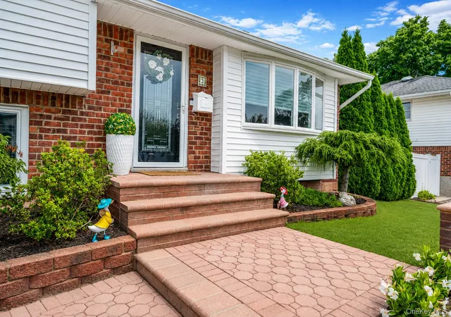 Photo 3 of Sale Pending at 5 Gardenia Dr, Smithtown, NY 11725 | MLS# 1039479 | Listing updated on 2026-09-18