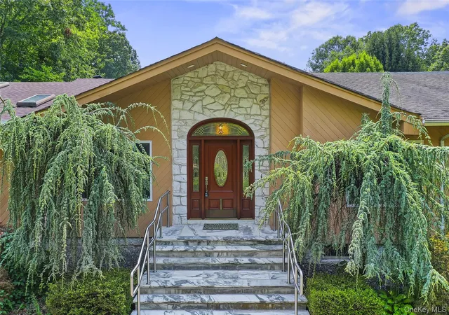 Photo 2 of Sale Pending at 22 Penn Dr, Huntington, NY 11746 | MLS# 1039503 | Listing updated on 2026-09-18