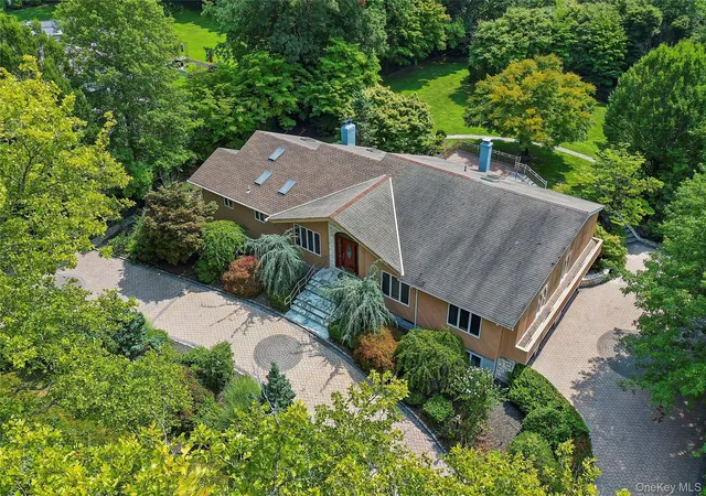 Photo 3 of Sale Pending at 22 Penn Dr, Huntington, NY 11746 | MLS# 1039503 | Listing updated on 2026-09-18