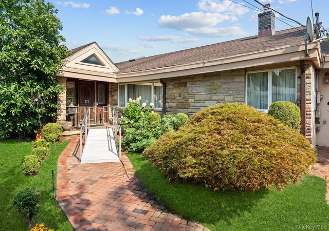 Photo 4 of Single family home for sale at 171 S Kensington Ave, Hempstead, NY 11570 | MLS# 1040833 | Listing updated on 2026-10-03