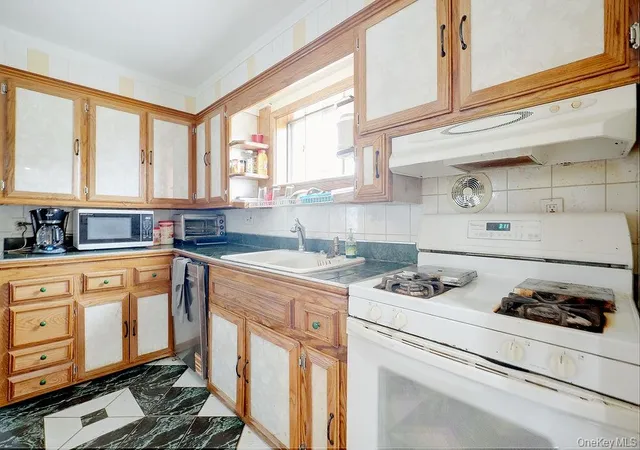 Photo 3 of Single family home for sale at 437 Moffitt Blvd, Islip, NY 11751 | MLS# 1045374 | Listing updated on 2026-09-09