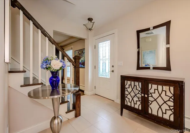 Photo 2 of Single family home for sale at 8 Curlew Pl, Oyster Bay, NY 11758 | MLS# 1047091 | Listing updated on 2026-09-17