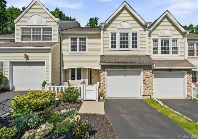 Photo 4 of Condo for sale at 6 N Cambridge Ct, Fishkill, NY 12524 | MLS# 1047529 | Listing updated on 2026-09-16