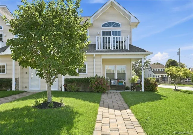 Condo for sale at 301 Anchor Ct, Babylon, NY 11726 | MLS# 1049158