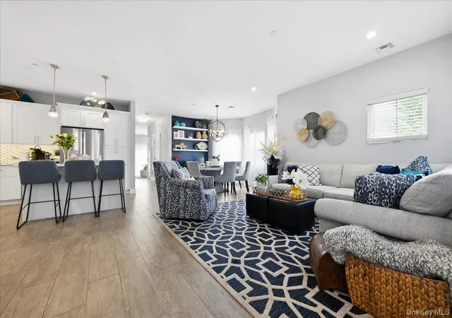 Photo 4 of Condo for sale at 301 Anchor Ct, Babylon, NY 11726 | MLS# 1049158 | Listing updated on 2026-09-16