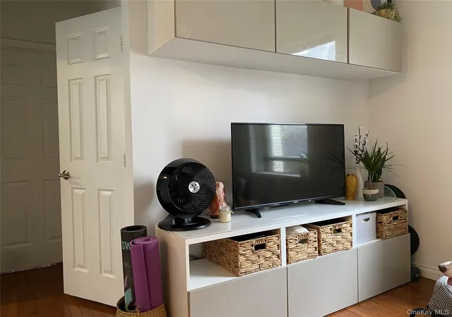 Photo 3 of Condo for sale at 21 27 33 Street #3G, New York, NY 11105 | MLS# 1049584 | Listing updated on 2026-09-16