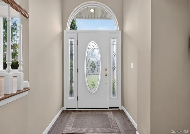 Photo 4 of Single family home for sale at 33 Phipps Ln, Oyster Bay, NY 11803 | MLS# 1050656 | Listing updated on 2026-09-17
