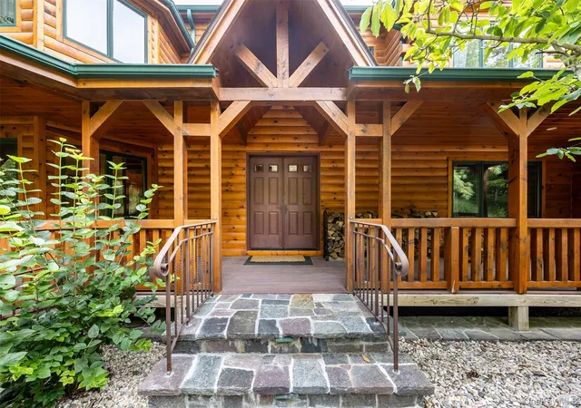 Photo 1 of Mansion for sale at 162 Crum Elbow Rd, Hyde Park, NY 12538 | MLS# 1050682 | Listing updated on 2026-09-18