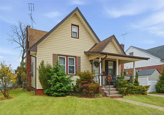 Photo 2 of Single family home for sale at 26 Haddon Rd, North Hempstead, NY 11040 | MLS# 1050886 | Listing updated on 2026-10-06