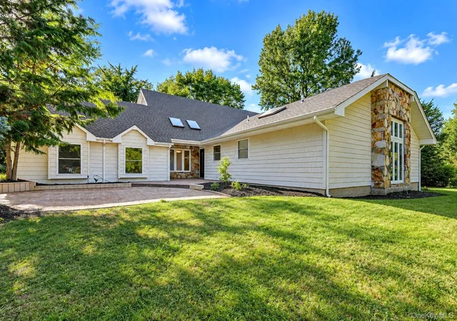 Single family home for sale at 6 Cedarfield Ter, Smithtown, NY 11780 | MLS# 1050942