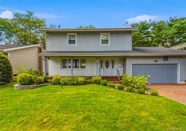 Photo 2 of Single family home for sale at 27 Driftwood Dr, North Hempstead, NY 11050 | MLS# 1050979 | Listing updated on 2026-09-19