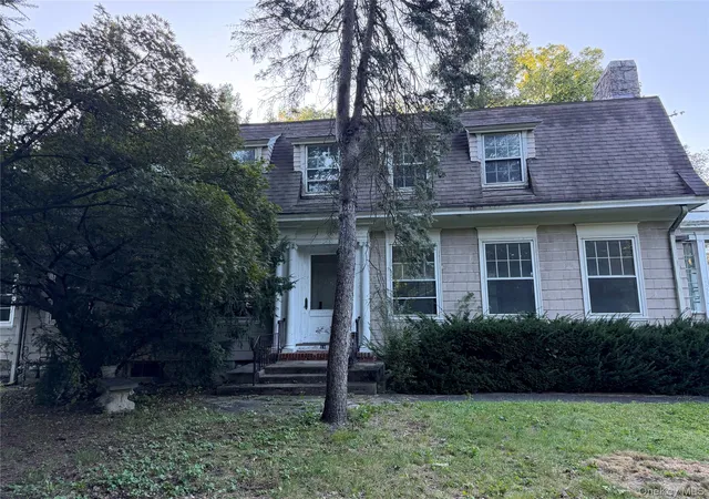 Photo 3 of Sale Pending at 29 Woodland Pl, White Plains, NY 10606 | MLS# 1051294 | Listing updated on 2026-10-23