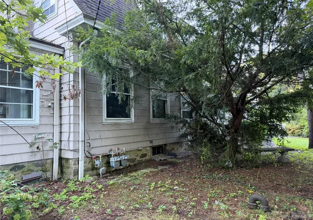 Photo 4 of Sale Pending at 29 Woodland Pl, White Plains, NY 10606 | MLS# 1051294 | Listing updated on 2026-10-23
