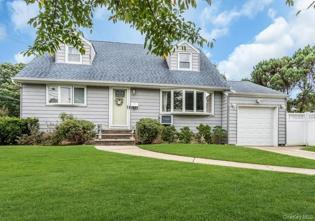 Single family home for sale at 8 N Summit Dr, Oyster Bay, NY 11758 | MLS# 1051448
