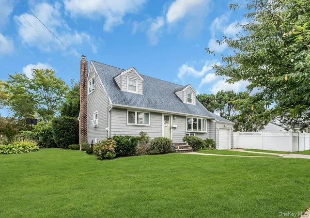 Photo 2 of Single family home for sale at 8 N Summit Dr, Oyster Bay, NY 11758 | MLS# 1051448 | Listing updated on 2026-09-19
