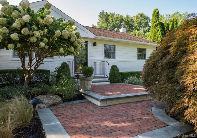 Photo 3 of Single family home for sale at 10 Magenta Ln, Huntington, NY 11731 | MLS# 1051626 | Listing updated on 2026-09-17