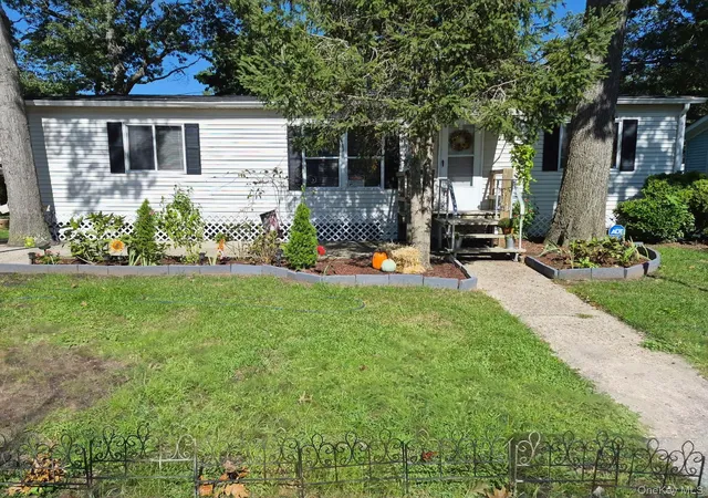 Manufactured home for sale at 37-28 Hubbard Ave, Riverhead, NY 11901 | MLS# 1051859