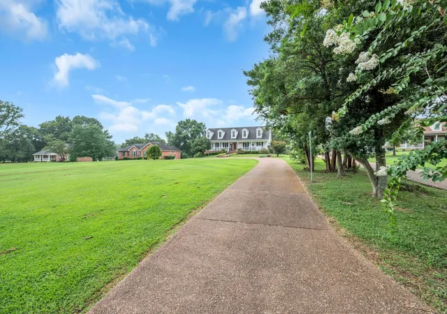 Photo 4 of Single family home for sale at 2712 Long Holw Pike, Hendersonville, TN 37075 | MLS# 3059482 | Listing updated on 2026-10-06