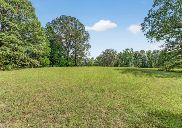 Photo 3 of Single family home for sale at 3300 Smith Pl, Clarksville, TN 37040 | MLS# 3171342 | Listing updated on 2026-09-17