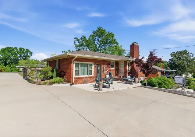 Photo 3 of Single family home for sale at 210 S Sequoia Dr, Springfield, TN 37172 | MLS# 3184990 | Listing updated on 2026-09-16