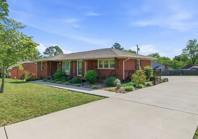 Photo 3 of Single family home for sale at 210 S Sequoia Dr, Springfield, TN 37172 | MLS# 3184990 | Listing updated on 2026-09-16