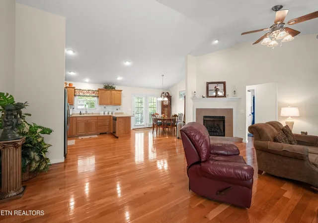 Photo 2 of Single family home for sale at 957 Stonecrest Loop, Crossville, TN 38571 | MLS# 3187042 | Listing updated on 2026-09-16