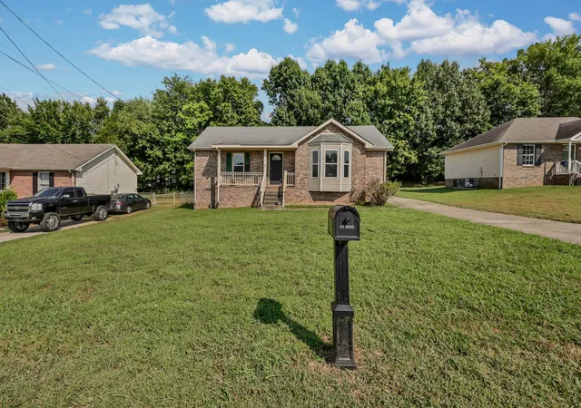 Photo 3 of Single family home for sale at 274 Moncrest Dr, Clarksville, TN 37042 | MLS# 3542305 | Listing updated on 2026-09-08