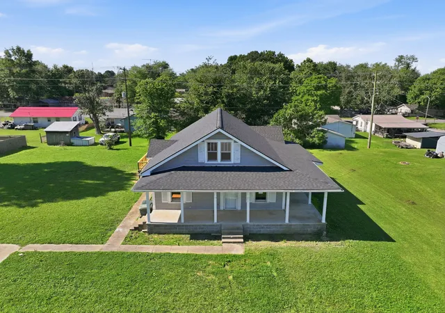 Photo 1 of Single family home for sale at 323 Kennedy St, Lawrenceburg, TN 38464 | MLS# 3229317 | Listing updated on 2026-09-16