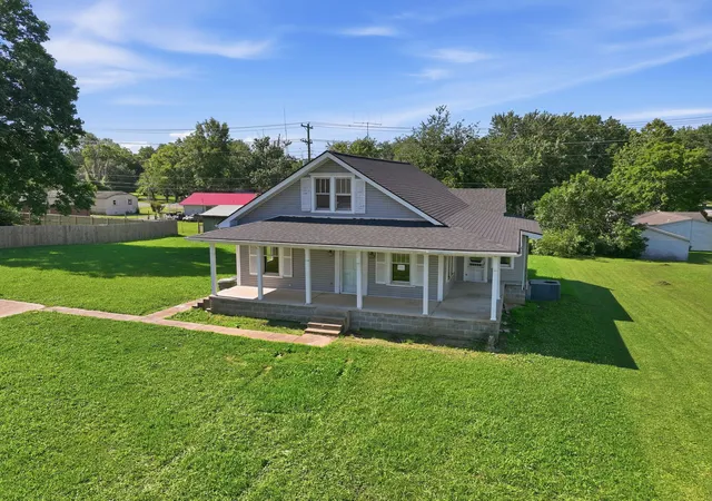 Photo 3 of Single family home for sale at 323 Kennedy St, Lawrenceburg, TN 38464 | MLS# 3229317 | Listing updated on 2026-09-29