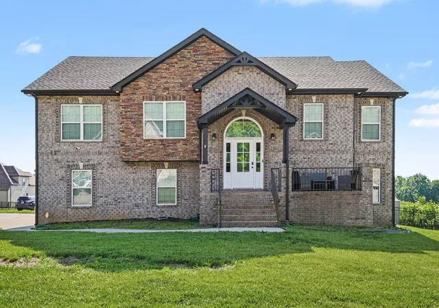 Photo 1 of Sale Pending at 529 Cresthaven Ln, Clarksville, TN 37043 | MLS# 3229592 | Listing updated on 2026-09-16