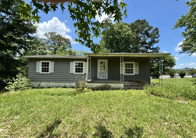 Photo 1 of Sale Pending at 215 Mcclellan Ave, Cookeville, TN 38501 | MLS# 3243172 | Listing updated on 2026-09-17