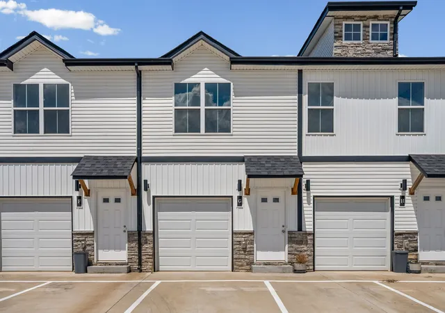 Photo 2 of Townhouse for sale at 224 Drayton Dr #G, Clarksville, TN 37042 | MLS# 3251003 | Listing updated on 2026-09-17