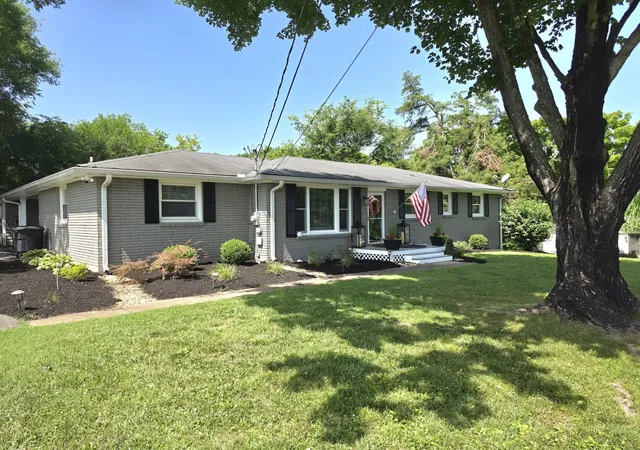 Photo 2 of Single family home for sale at 210 Elnora Ct, Hendersonville, TN 37075 | MLS# 3255164 | Listing updated on 2026-10-08