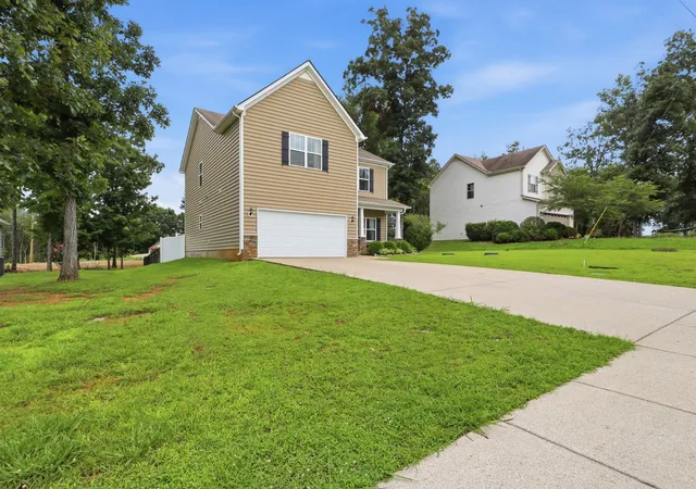 Photo 3 of Single family home for sale at 806 Silverhill Dr, Murfreesboro, TN 37129 | MLS# 3285886 | Listing updated on 2026-09-17