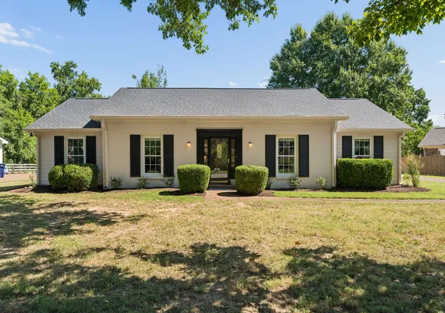 Photo 2 of Single family home for sale at 1006 Boxwood Dr, Franklin, TN 37069 | MLS# 3306662 | Listing updated on 2026-09-16