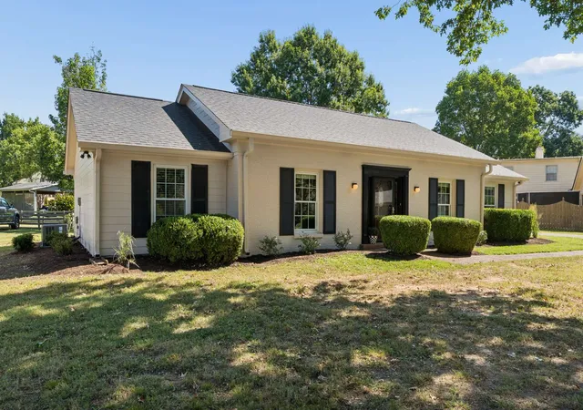 Photo 3 of Single family home for sale at 1006 Boxwood Dr, Franklin, TN 37069 | MLS# 3306662 | Listing updated on 2026-09-16