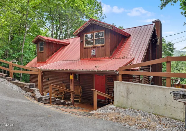 Photo 1 of Sale Pending at 910 Ski View Ln, Sevierville, TN 37876 | MLS# 3302318 | Listing updated on 2026-10-02