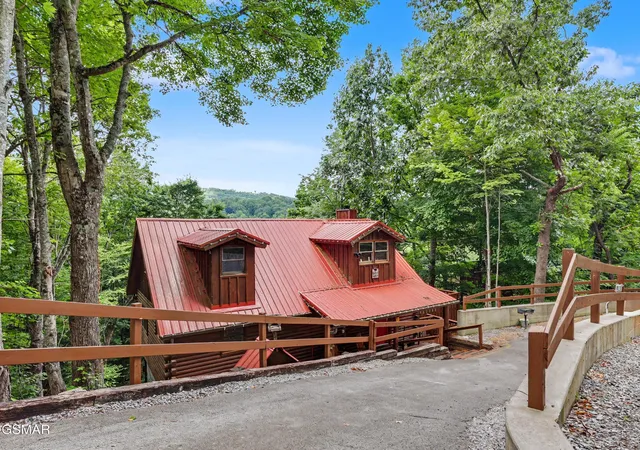 Photo 1 of Sale Pending at 910 Ski View Ln, Sevierville, TN 37876 | MLS# 3302318 | Listing updated on 2026-10-02