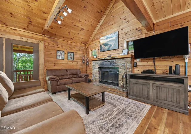 Photo 3 of Sale Pending at 910 Ski View Ln, Sevierville, TN 37876 | MLS# 3302318 | Listing updated on 2026-10-02